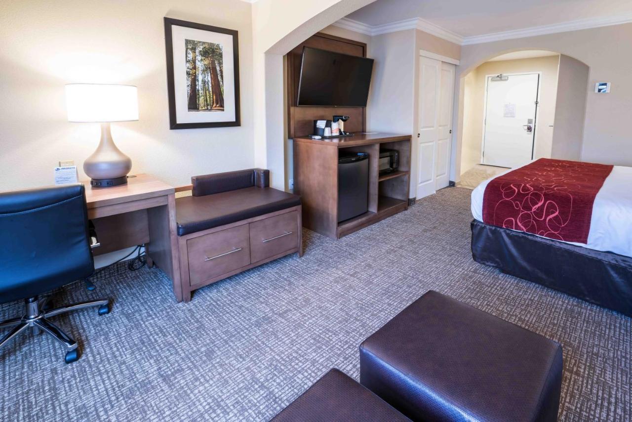 Comfort Suites Fresno River Park Esterno foto